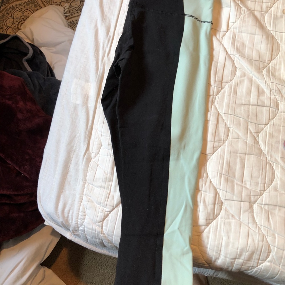 Mint green and black lululemon cropped leggings - Picture 4 of 4